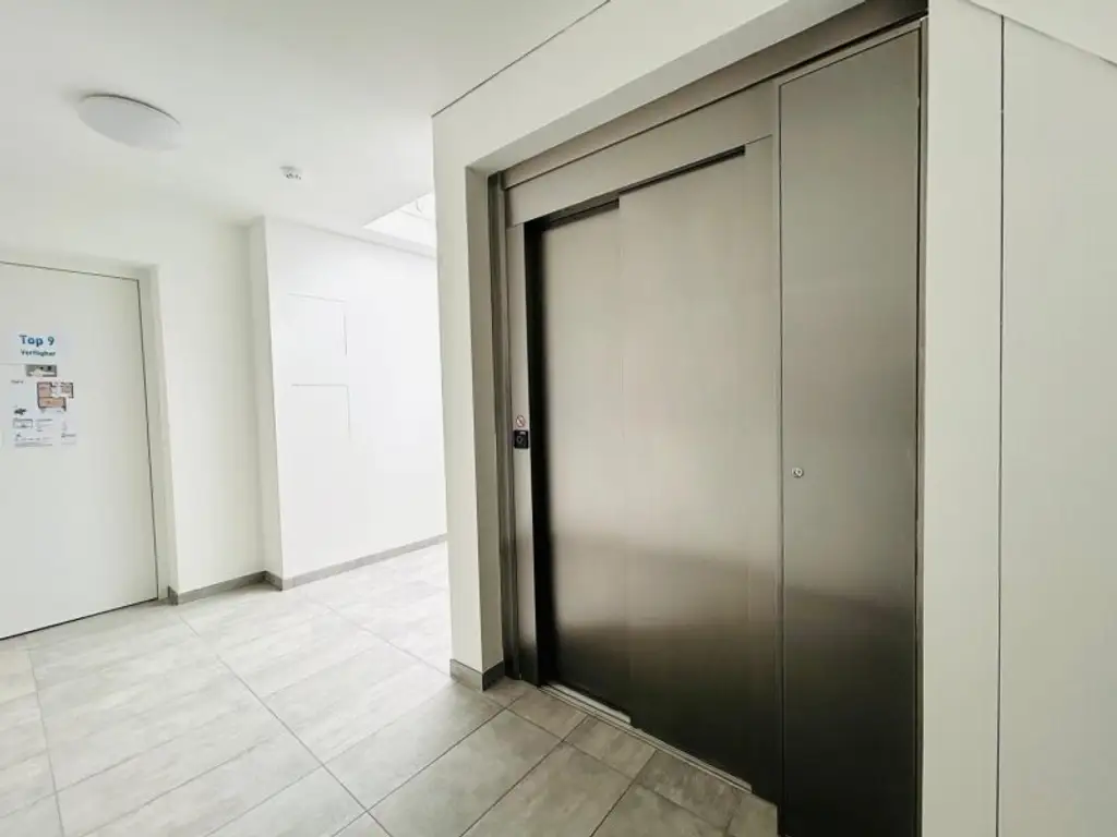 ERSTKLASSIGE DG - WOHNUNG NÄHE UNO CITY AM KAISERWASSER  | FITNESSRAUM  | PKW - STELLPLATZ