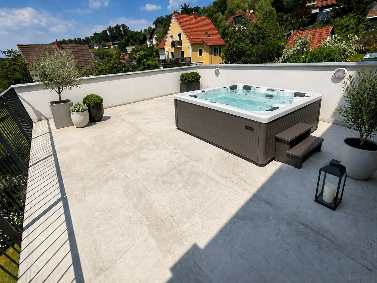 obere Terrasse mit Anschluss für Jaccuzzi mit Grünblick