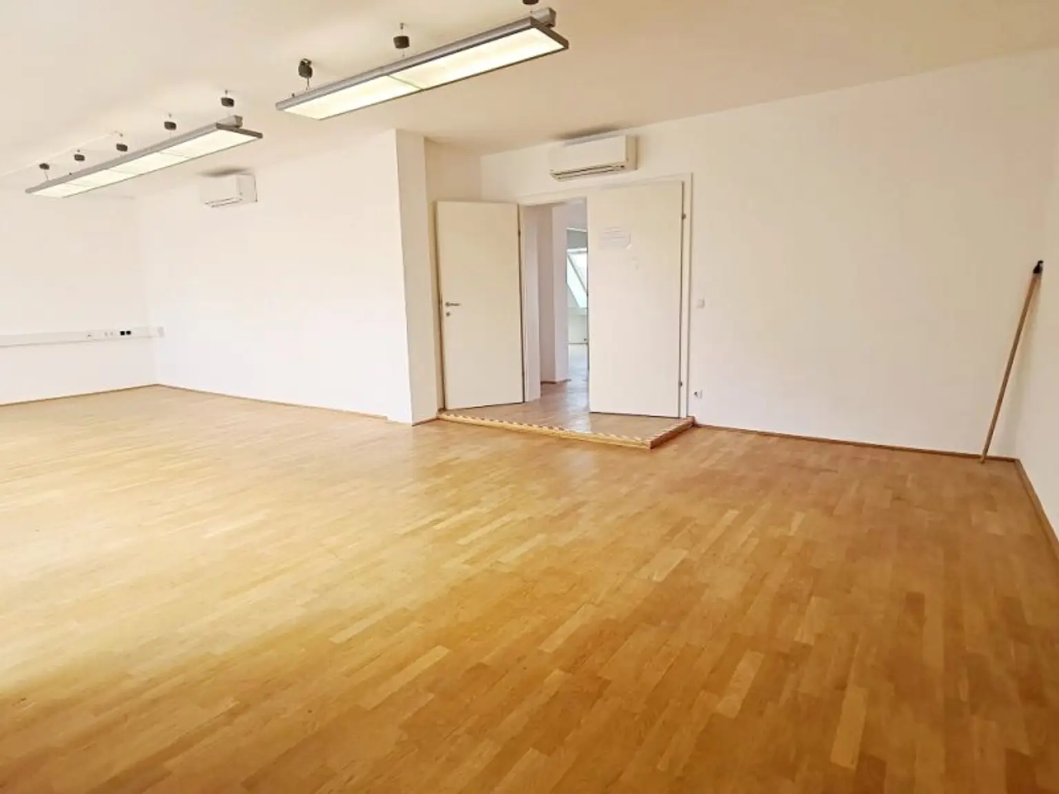 ZIEGLERGASSE bei FUZO Mariahilfer Straße, 141 m2 Bürofäche, 3 Zimmer, Serverraum, Küche, Klimaanlagen, Dachgeschoß