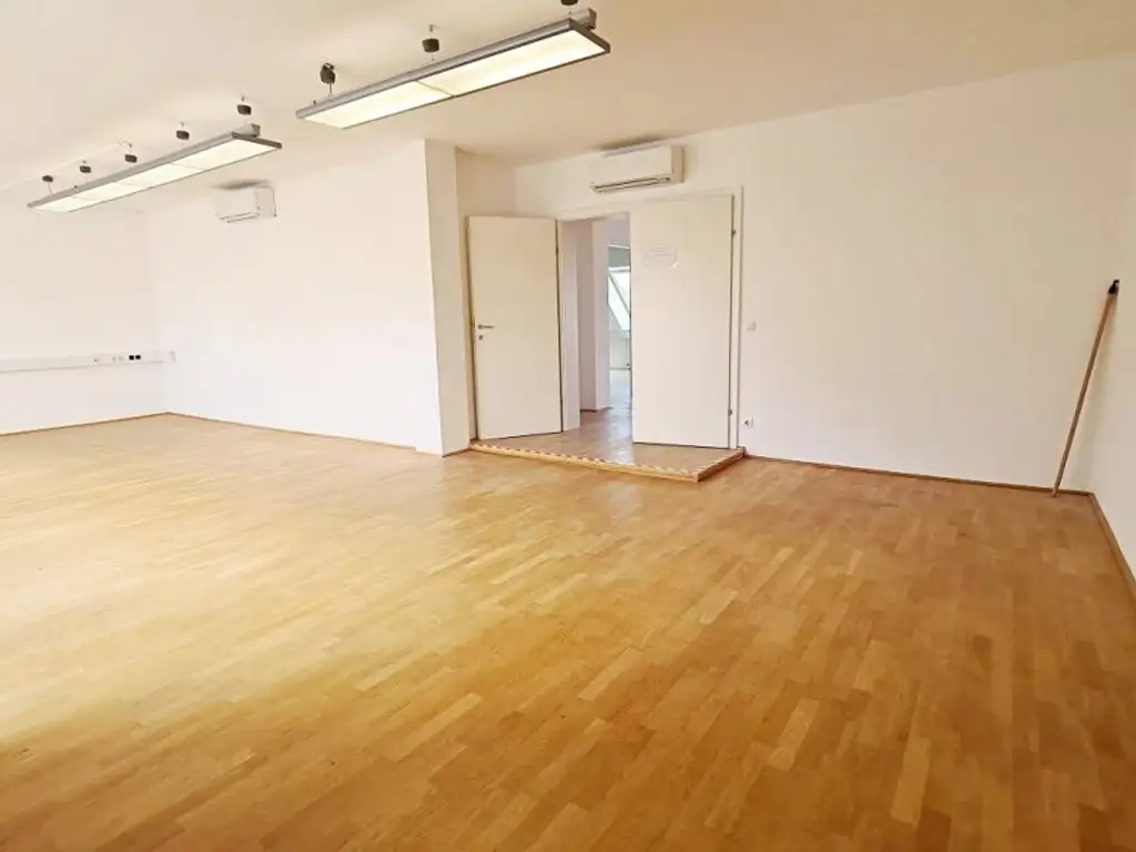 ZIEGLERGASSE bei FUZO Mariahilfer Straße, 141 m2 Bürofäche, 3 Zimmer, Serverraum, Küche, Klimaanlagen, Dachgeschoß
