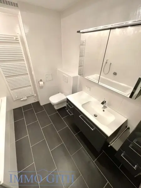 LICHTDURCHFLUTETE CA. 80 m² GROSSE 3-ZIMMER-WOHNUNG MIT BALKON IN GRÜNRUHELAGE VON POTTENSTEIN ZU KAUFEN!