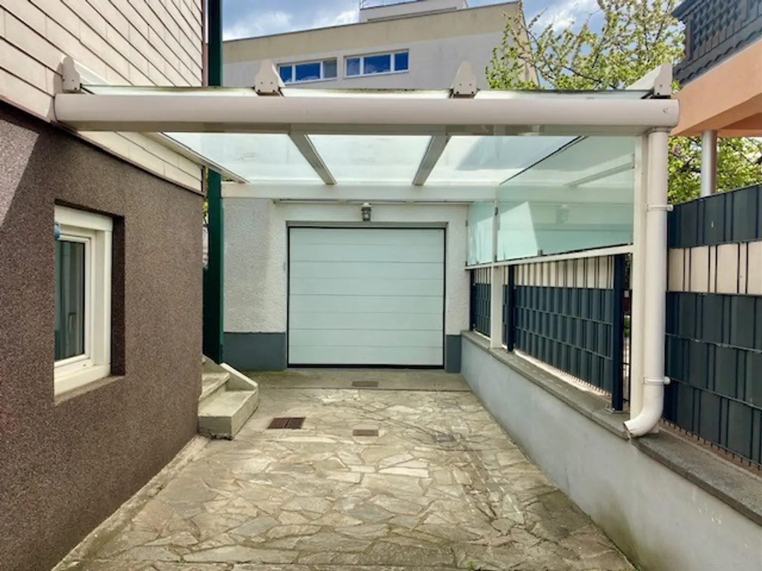 Carport und Garage