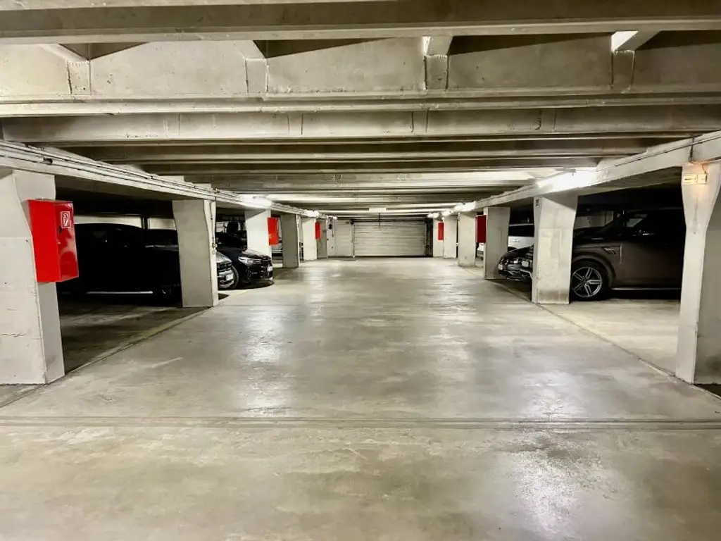 Hochwertige 4 Zimmer Wohnung - Pool, Wellnessbereich - 2 Garagenplätze - atemberaubender Ausblick