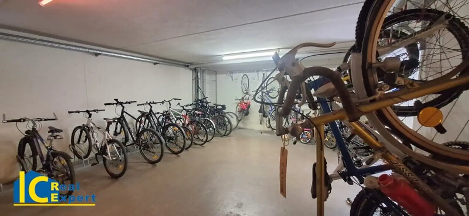 Fahrrad- und Kinderwagenraum