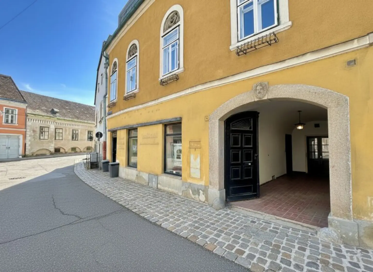 NUSSDORFER BESTLAGE für Wohn- und Geschäftshaus mit Auslagen und Lager im EG und darüber 2 große Büro-/oder Wohnetagen bei Nussdorfer Platz!