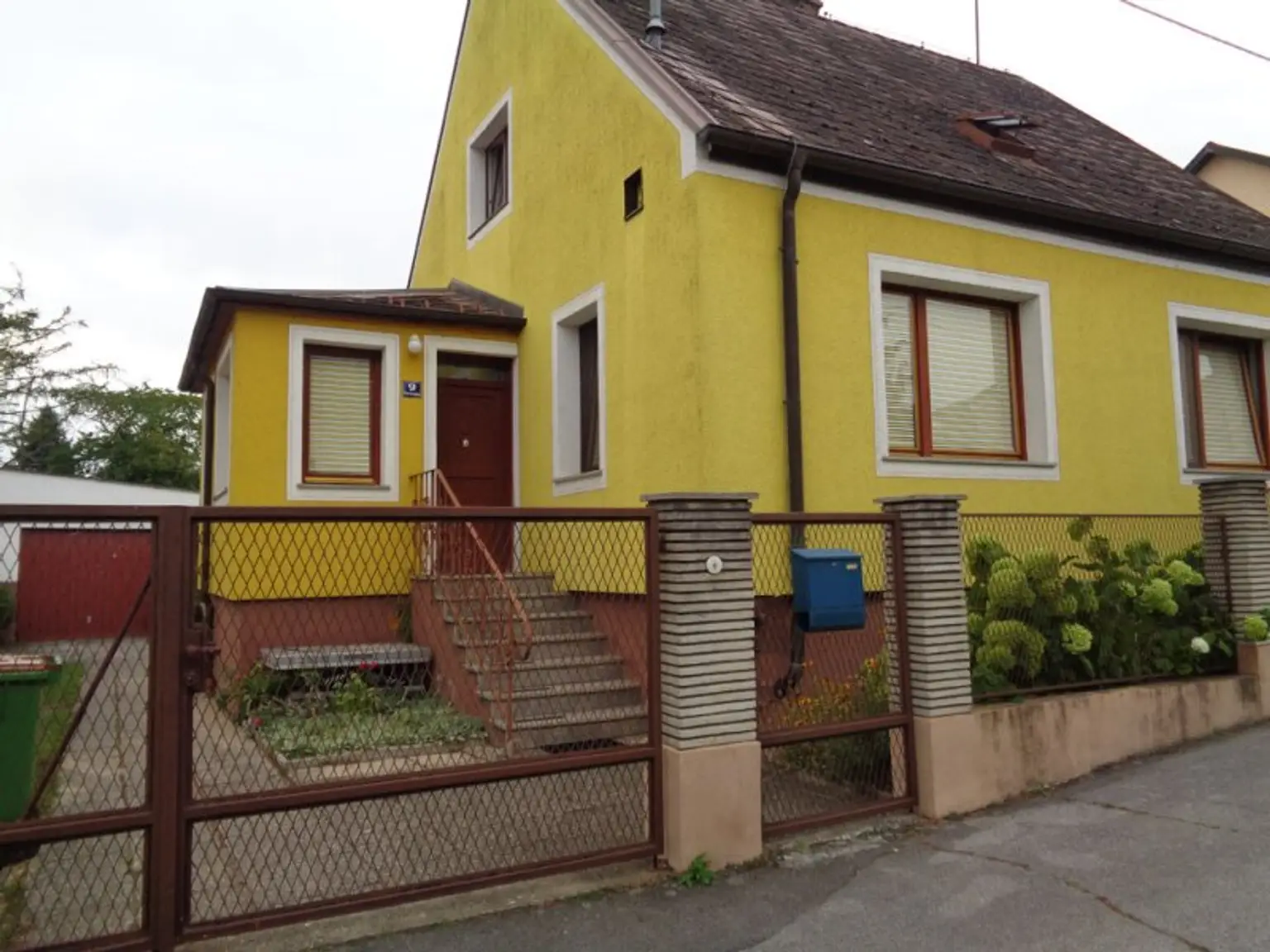 Zistersdorf/ A5 -Nähe: Wohnhaus mit Garten und Garage in absoluter Ruhelage