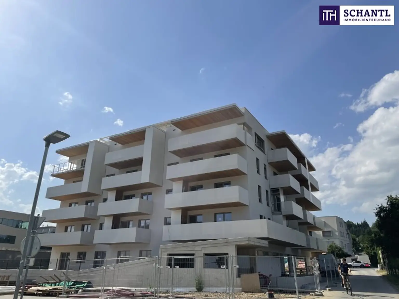 RIESIGE DACHTERRASSE + HOCHWERTIGE AUSSTATTUNG + SÜD/WEST Ausrichtung! + Tiefgarage! Nur 7 Min. von Graz entfernt!!