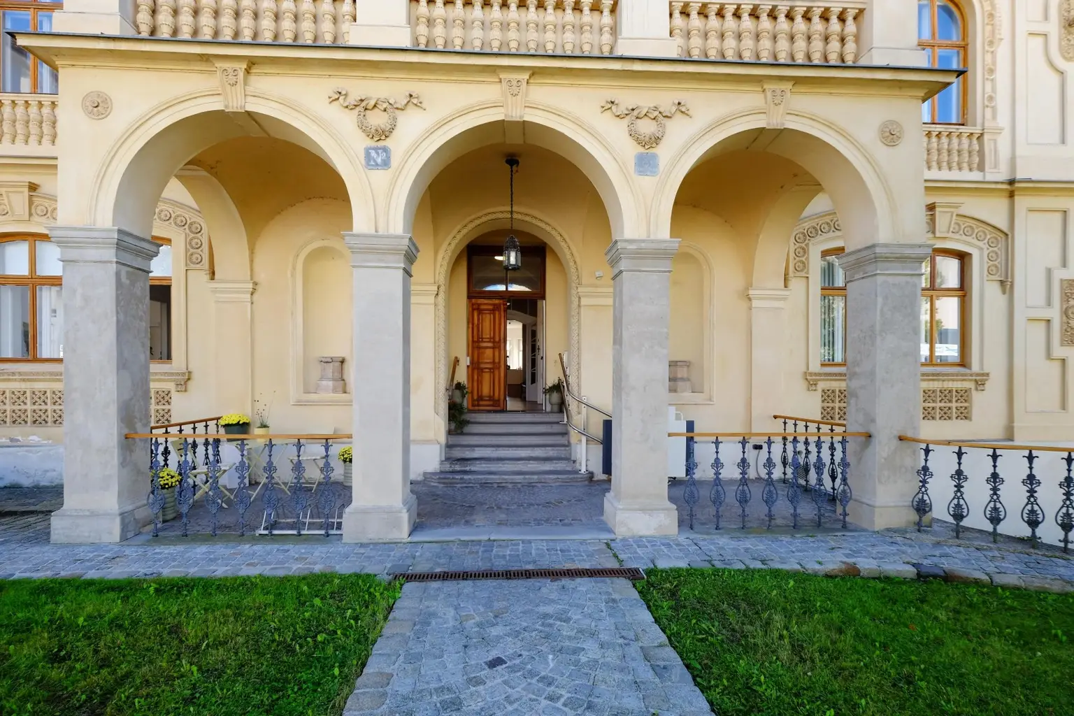 Historische Villa ALMEROTH im Stadtzentrum- Wohnen auf 250 m2 im OG plus 4 Untermieter