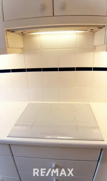 Küche Induktionsf. weiß u. Dunstabz.