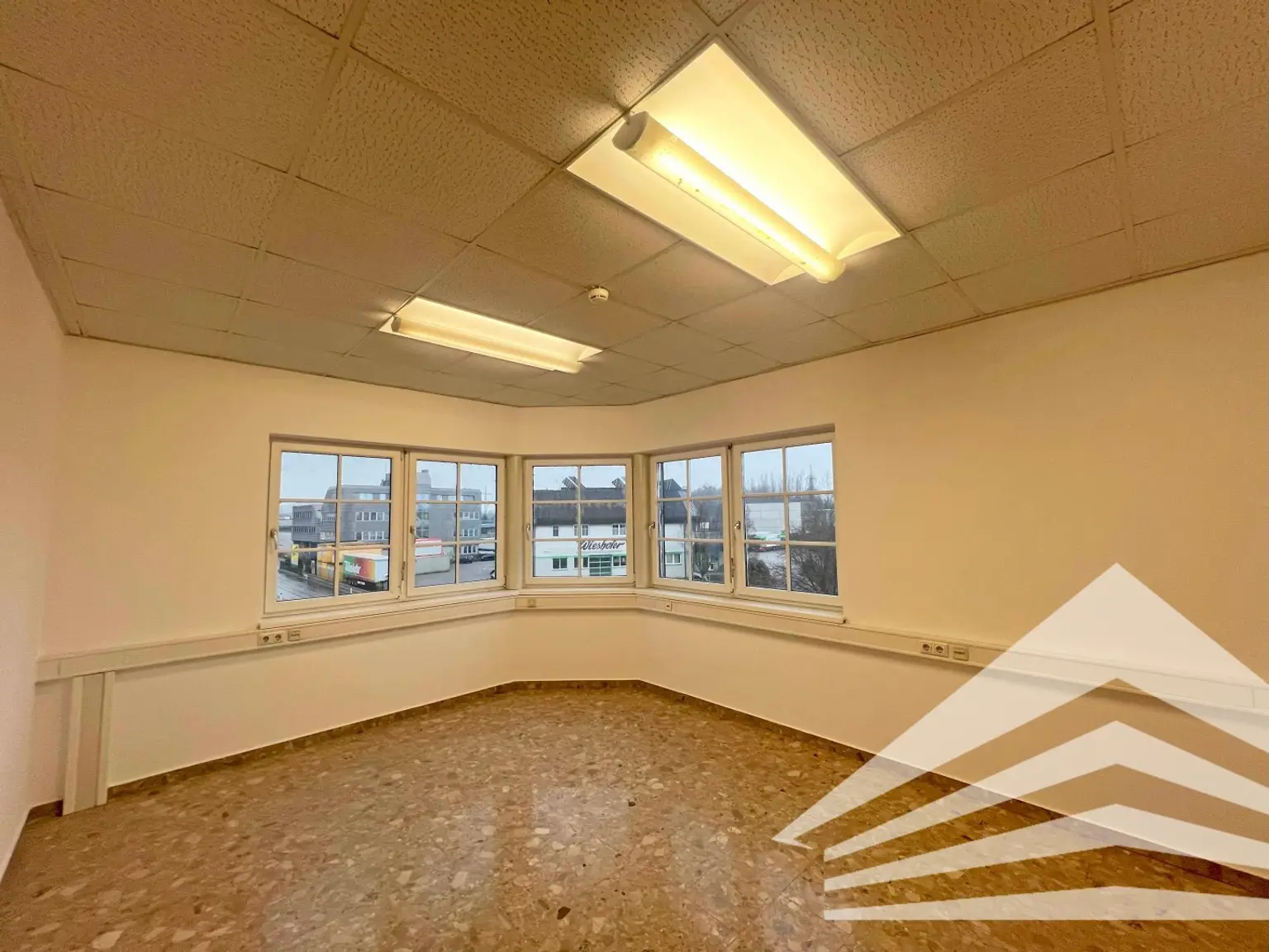 250 m² Büro mit 300 m² Lagerhalle in Steyregg! Parkplätze!