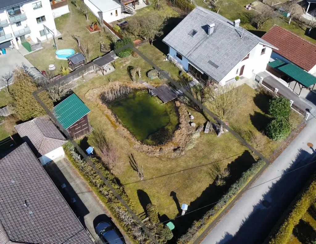 Baugrundstück mit idyllischem Schwimmteich