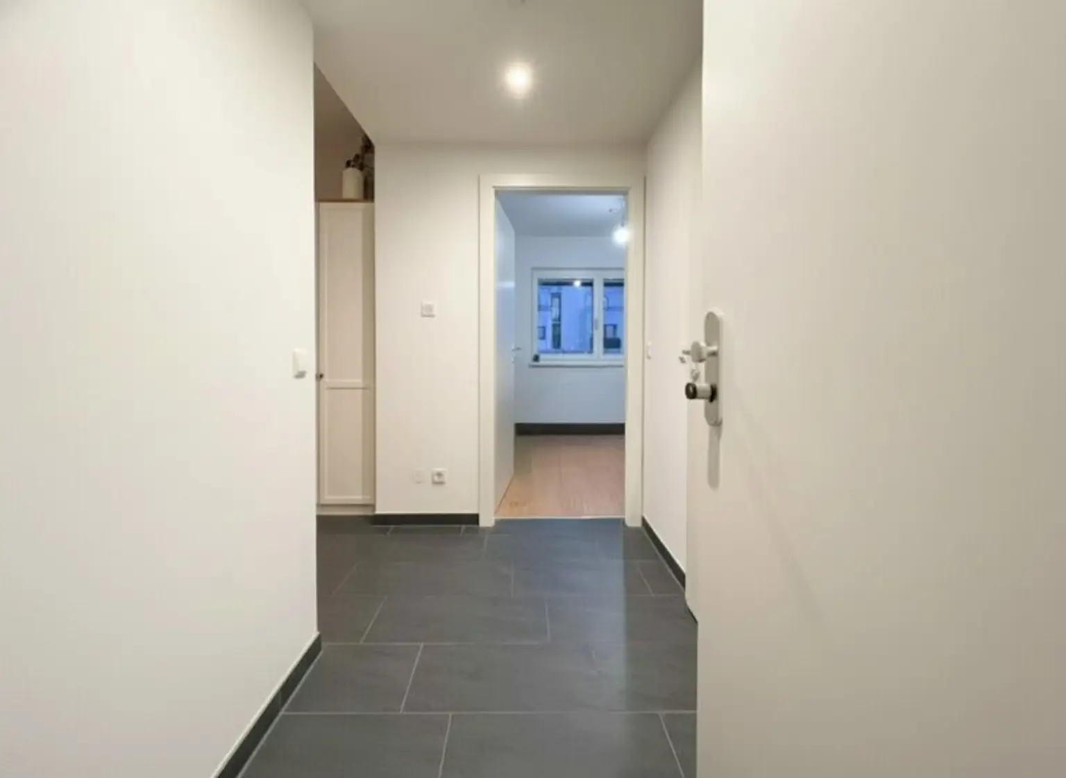 U3 Kendlerstraße: helle ruhige klimatisierte 2-Zimmer-Dachgeschosswohnung mit Loggia/Balkon