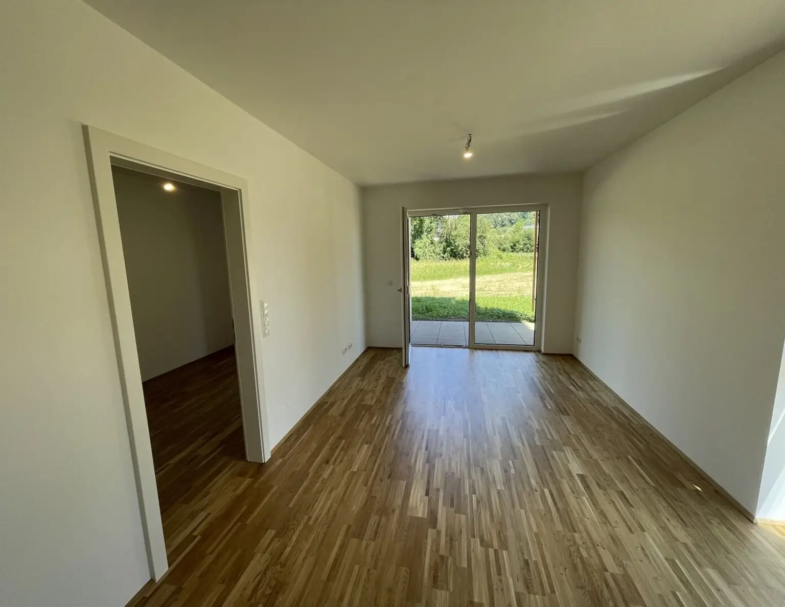 Moderne Erdgeschosswohnung in Heiligenkreuz: Erstbezug mit Terrasse