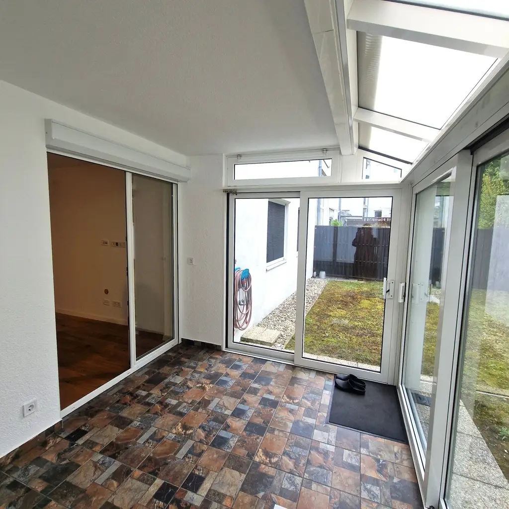 zentral geschnittene Gartenwohnung und Wintergarten, mit Garagenplatz im Eigentum