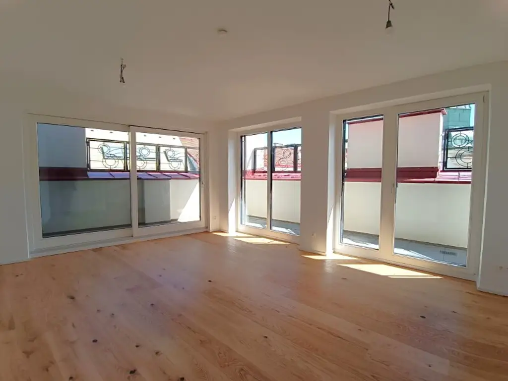 Moderne Dachgeschoss-Wohnung mit Freifläche in Bestlage! Nähe U4 Margaretengürtel & Pilgramgasse! Verfügbar ab 01.02.2026!