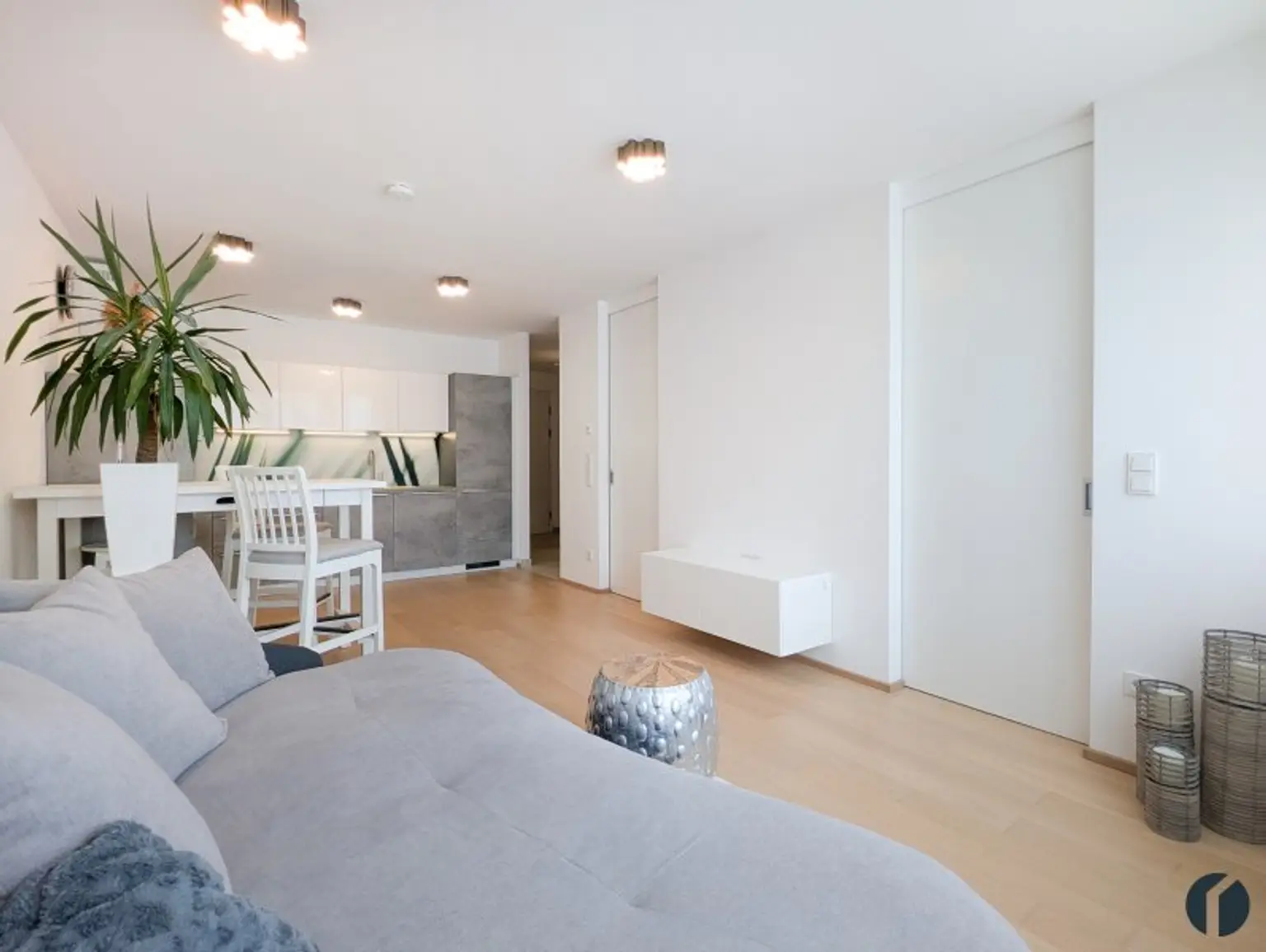 Exklusives Refugium mit Schwimmbiotop – Stilvoll möbliertes 2-Zimmer-Apartment in Ruhelage