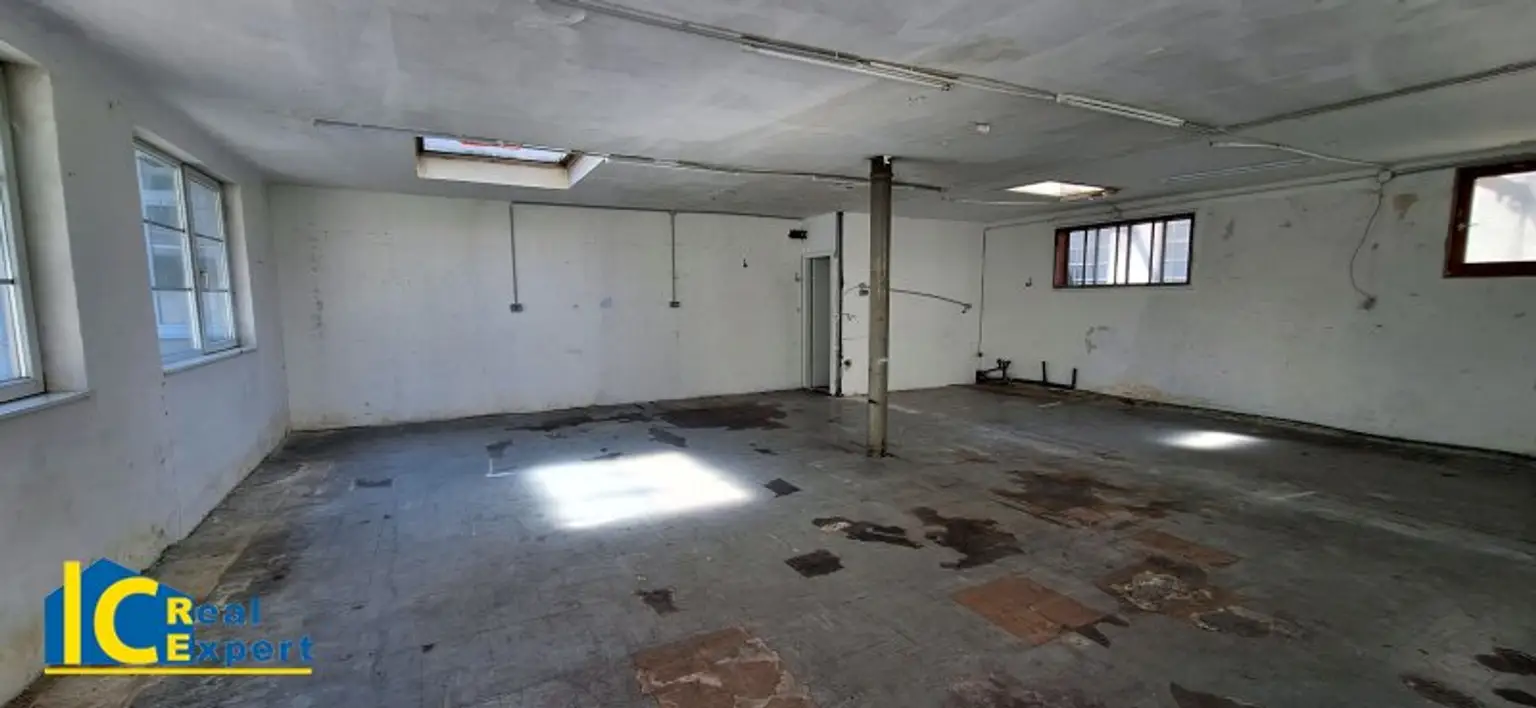 Knapp 106m² großer Raum mit Toilette