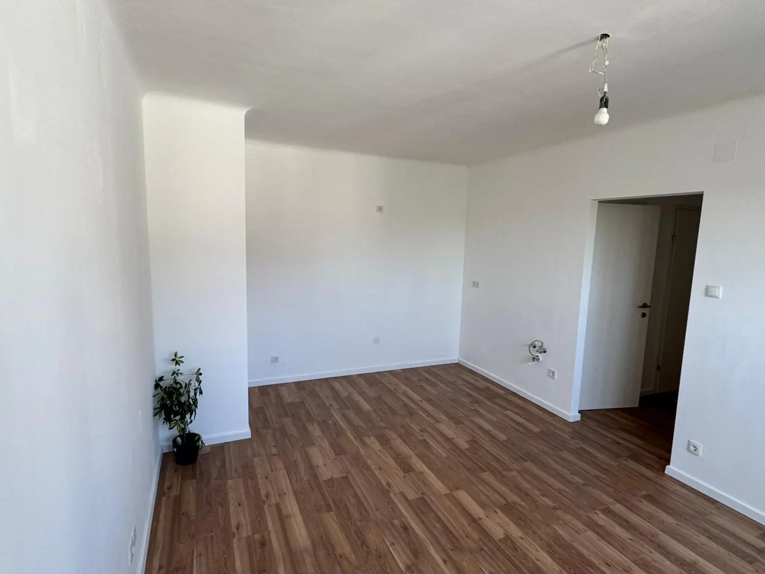 Top sanierte Dachgeschosswohnung in 1180 Wien – ideal für Singles & Paare
