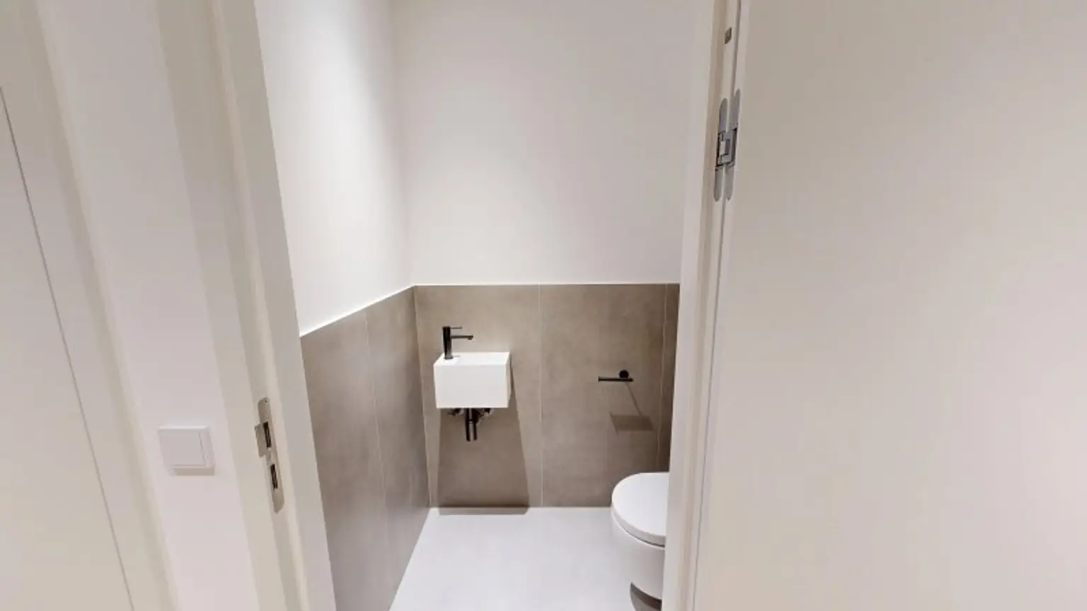 Separates WC mit Handwaschbecken