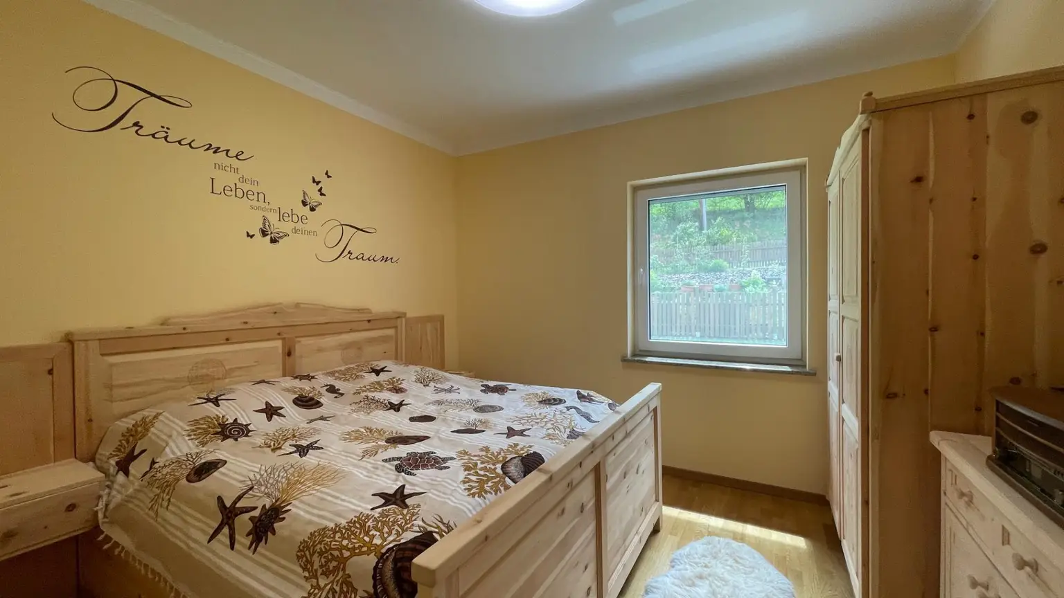 Schlafzimmer 1