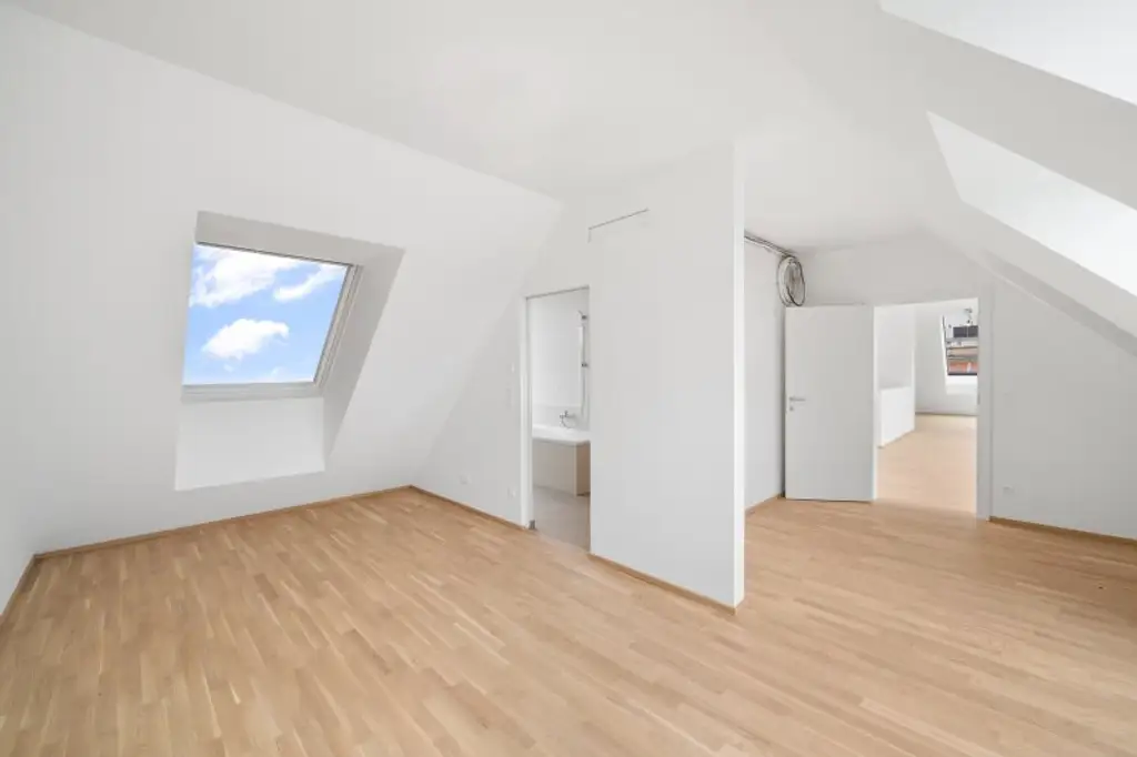 4-Zimmer-Dachgeschosswohnung (Massivbauweise) mit Terrasse und Dachterrasse in generalsaniertem Altbau