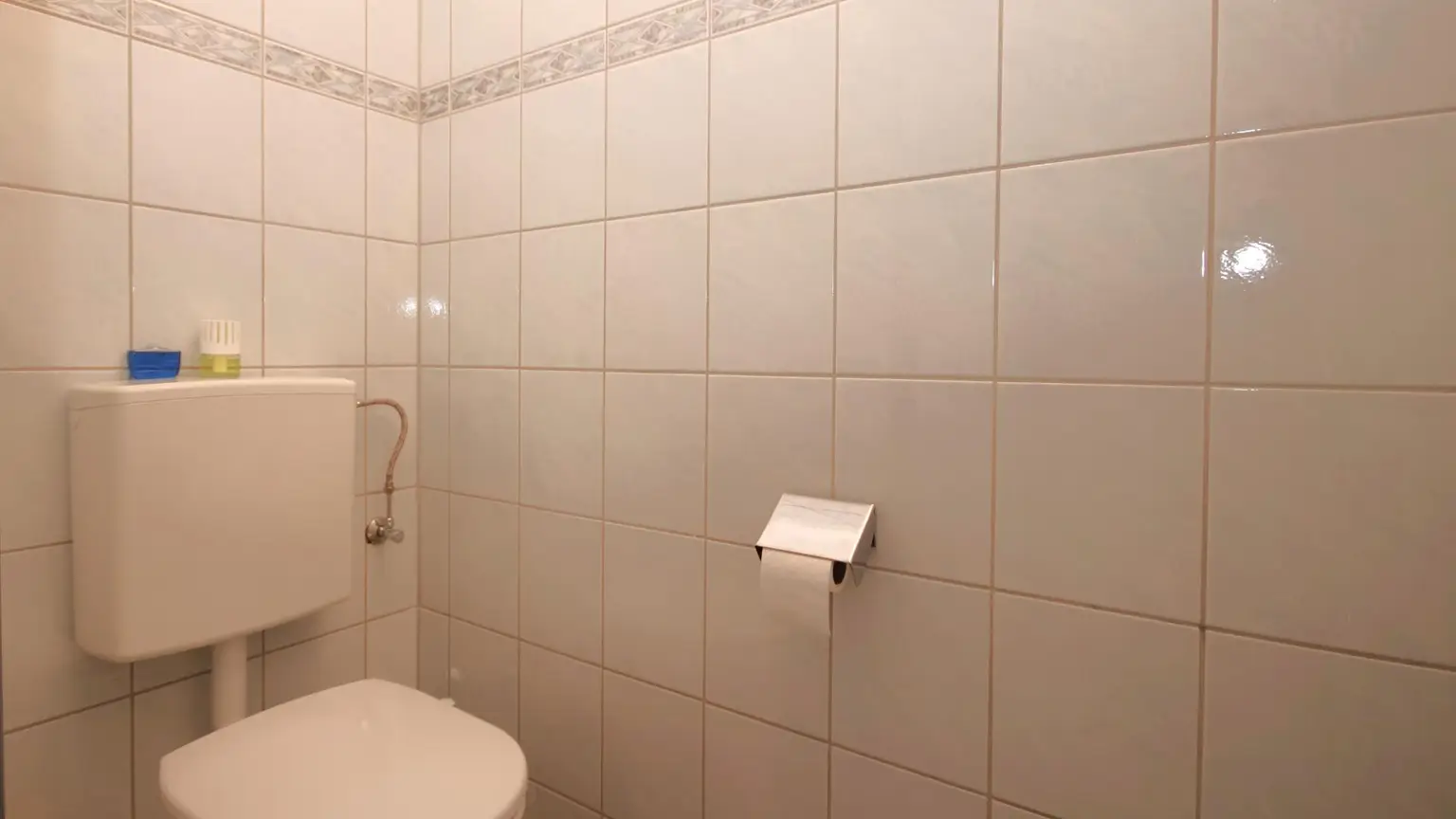 2-Zimmer-Dachgeschosswohnung mit Parkplatz und Klimaanlage!