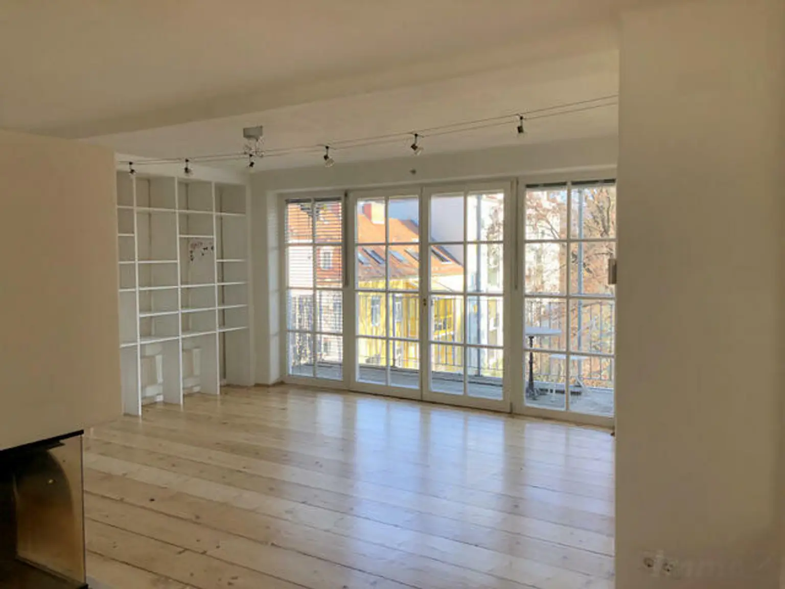 Wohnzimmer mit Balkon
