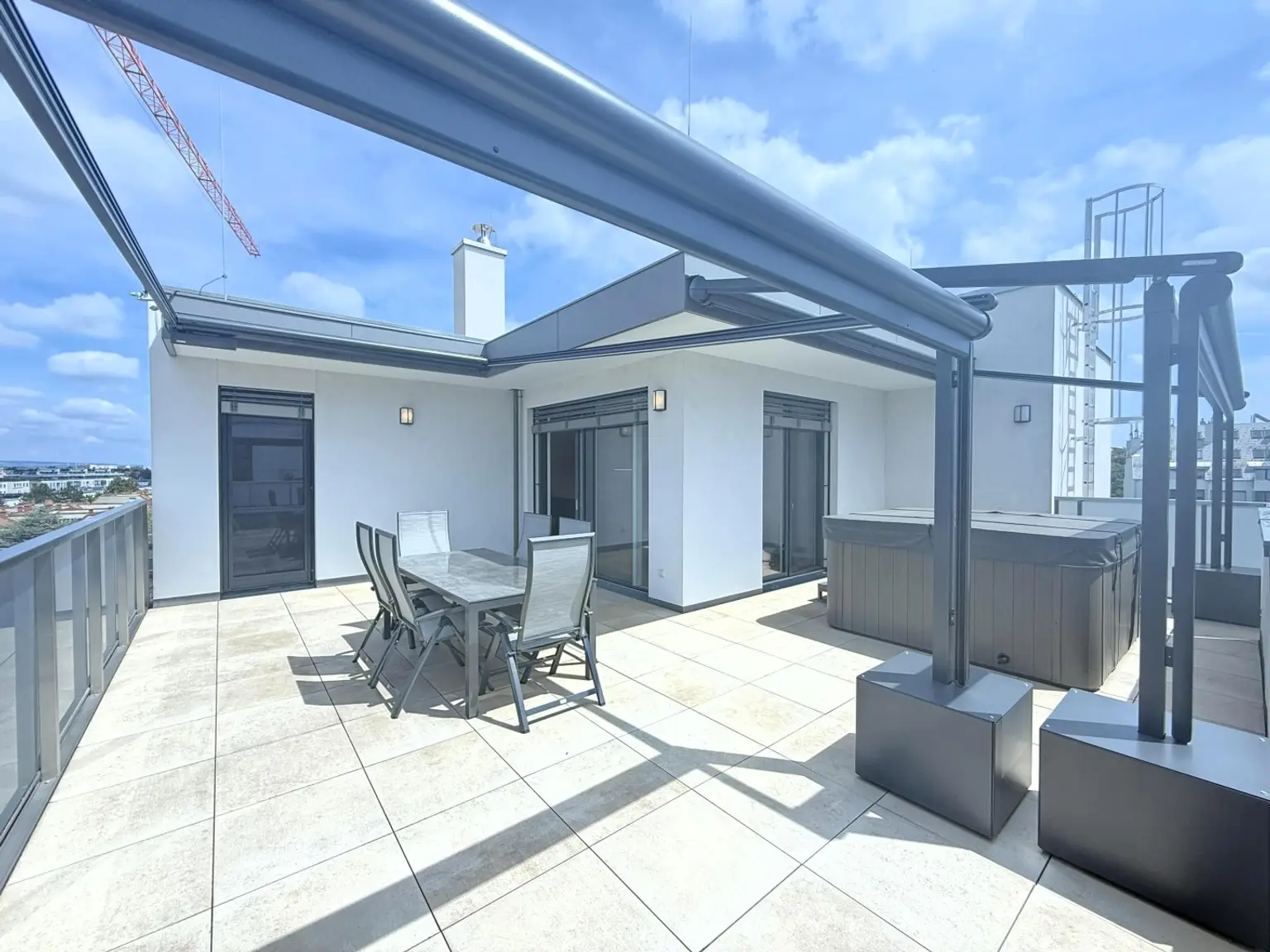Luxus Penthouse mit Outdoor-Jacuzzi wird komplett möbliert vermietet // Luxury penthouse with outdoor Jacuzzi available for rent, fully furnished //