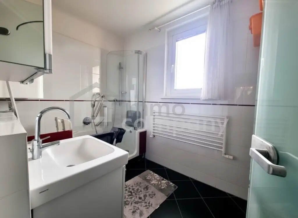 TOP-LAGE NAHE ROTER BERG!! Ruhig gelegene, lichtdurchflutete FAMILIENWOHNUNG – Auch trennbar!