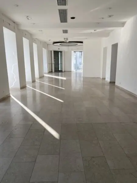 Großzügiges, modernes Geschäftslokal / Büro / Praxis mit großen Auslagenflächen Nähe Hütteldorfer Straße!