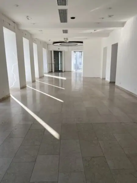 Großzügiges, modernes Geschäftslokal / Büro / Praxis mit großen Auslagenflächen Nähe Hütteldorfer Straße!