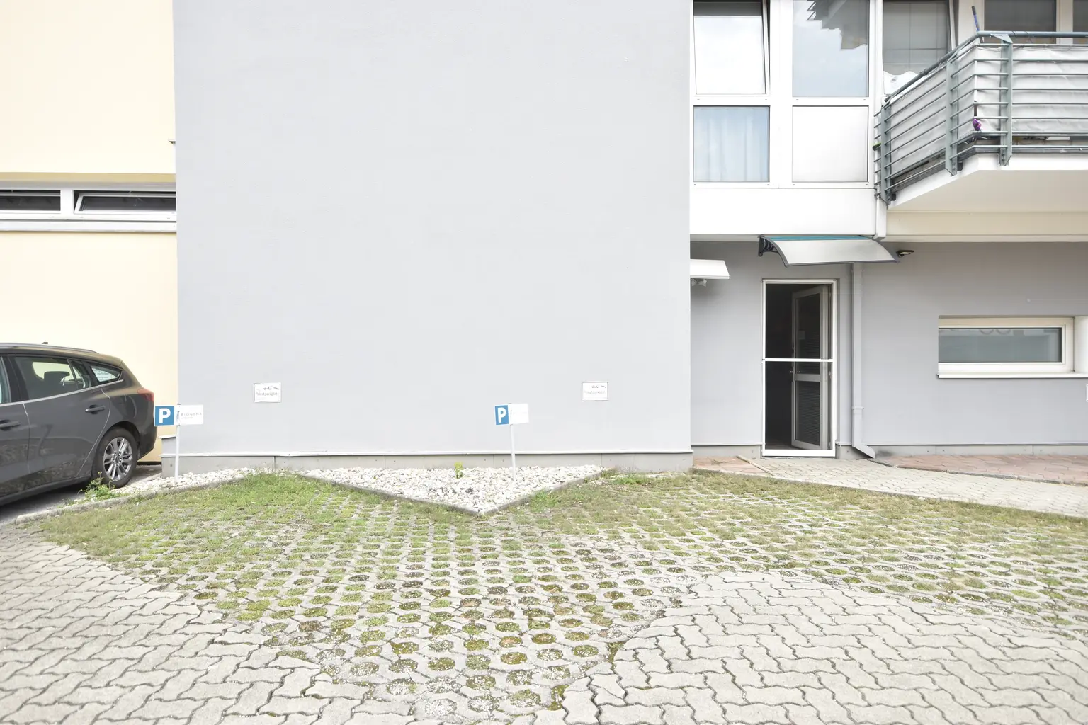 "SCHALLMOOS - Einzigartiges Atelier/Büro mit Wohnmöglichkeit und PKW-Stellplatz nähe Bahnhof"