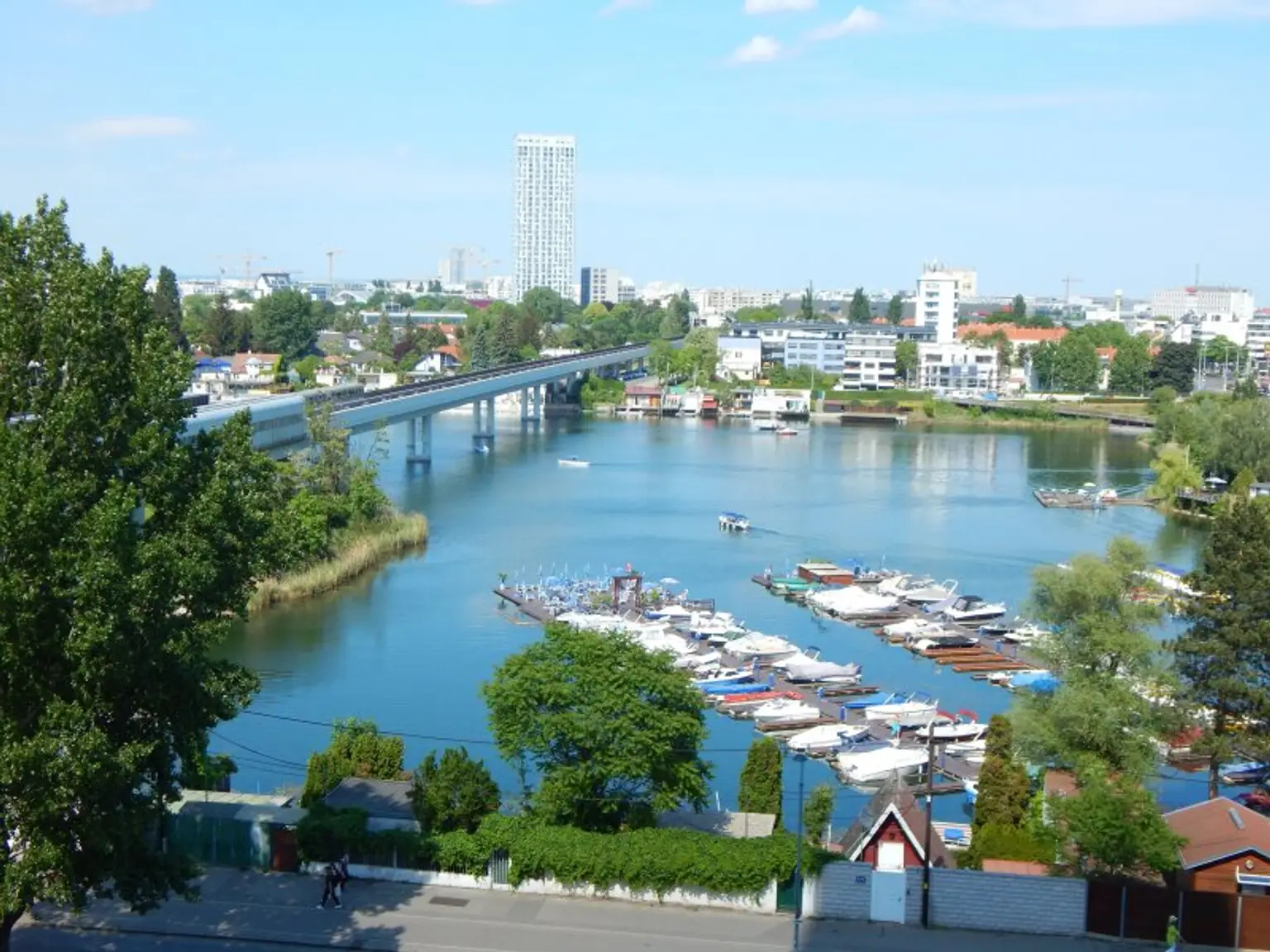 Blick zur Alten Donau vom 8.Liftstock - nähe U-Bahn und Donau Zentrum