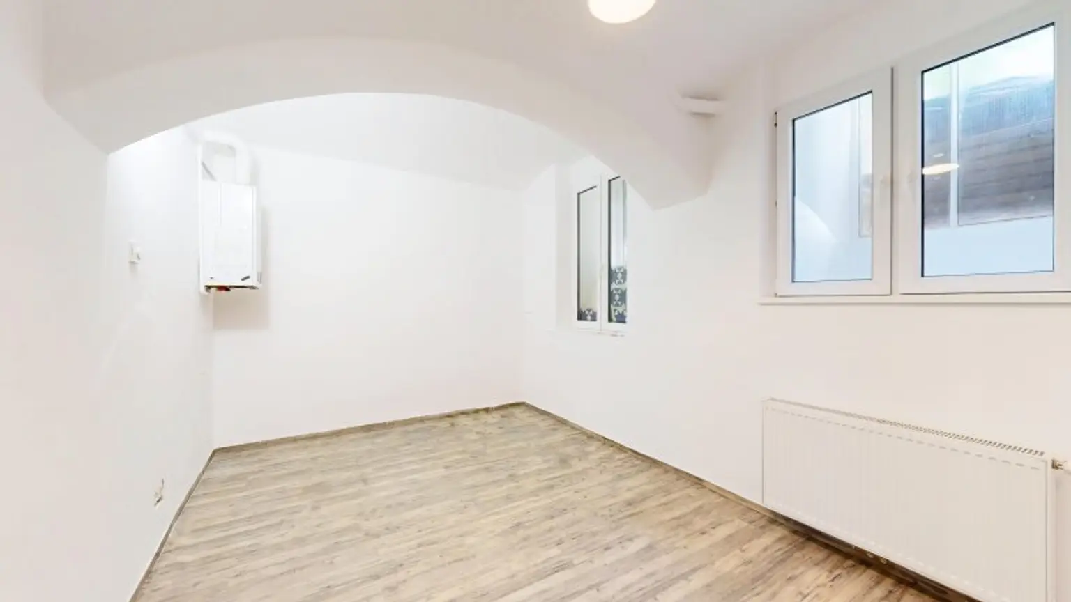 Renovierte, attraktive Werkstatt | 2 Zimmer - 80 m² | Küche & Badezimmer | Nähe Aumannplatz
