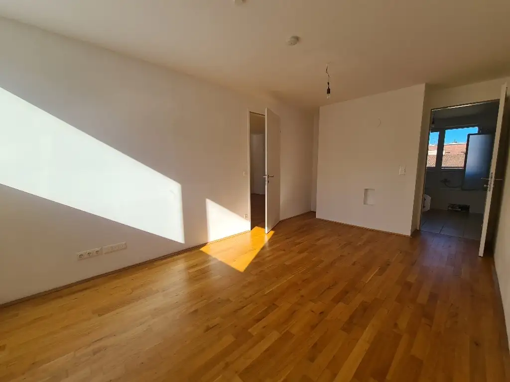 Herrliche Dachgeschosswohnung mit großer Terrasse - 
Nähe Krottenbachstraße!