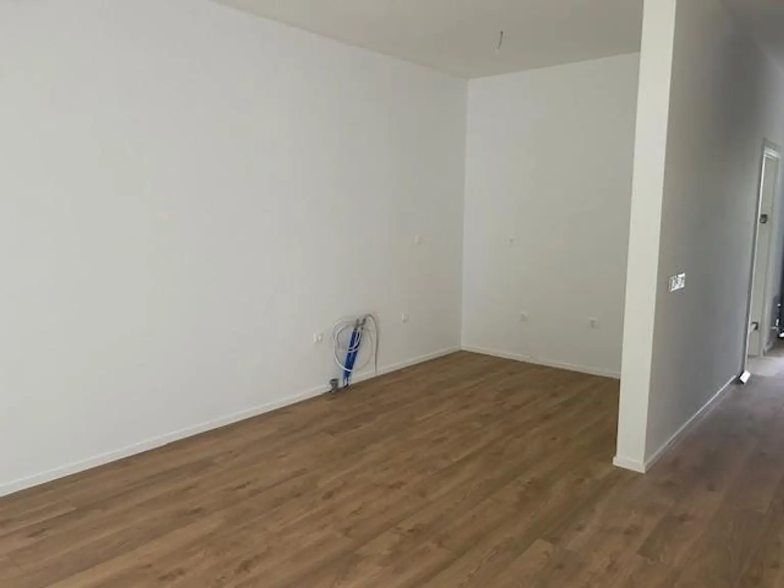 Neu gebaute Doppelhaushälfte mit großem 3fachcarport  in beliebter Siedlung