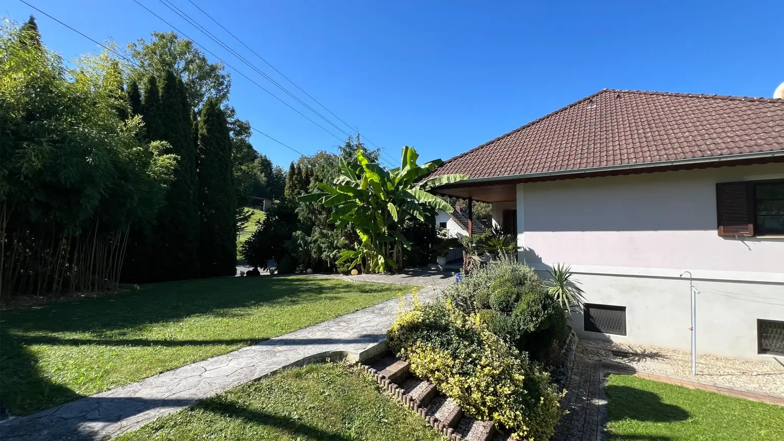 Geräumiges Einfamilienhaus, vollunterkellert, mit sehr schönem Garten!