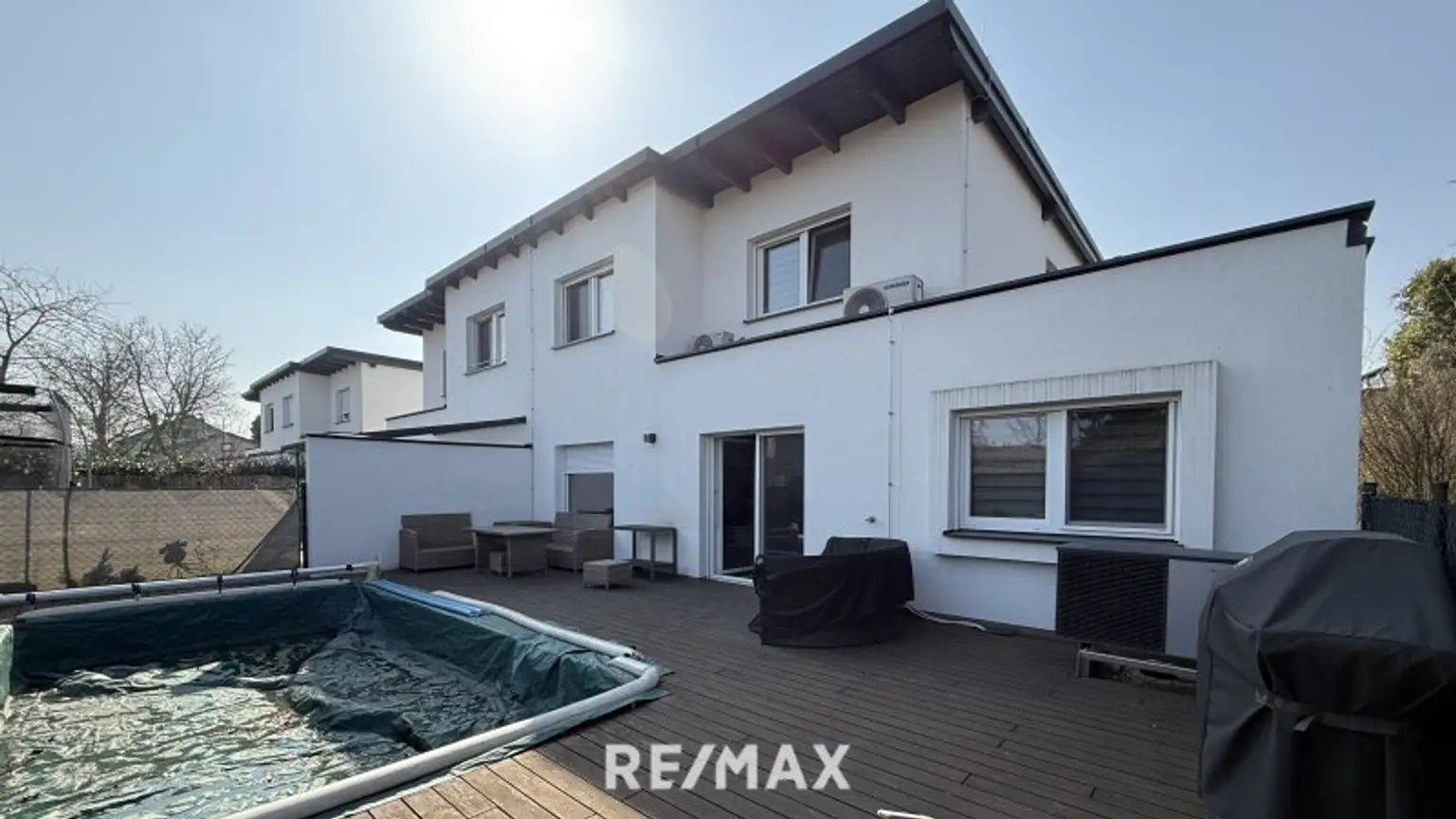 Hausansicht mit Pool