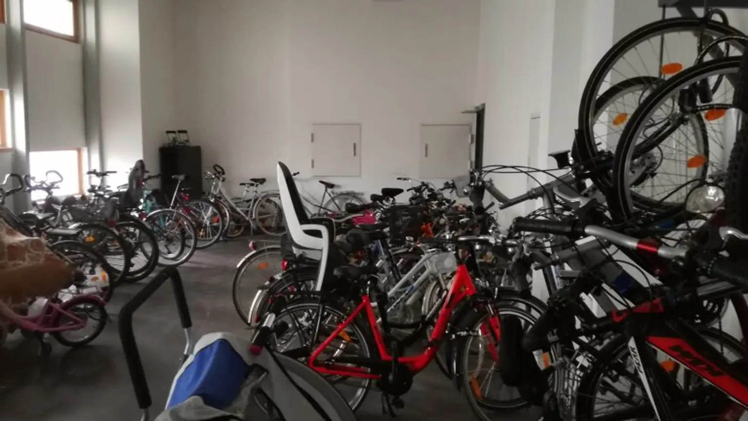 Tokiostraße / Kirschblütenpark: VIS / Japanische Schule: Möblierte 4 Zimmer-Maisonetten-Wohnung mit einer Loggia und Terrasse + optionaler Garagenstellplatz!