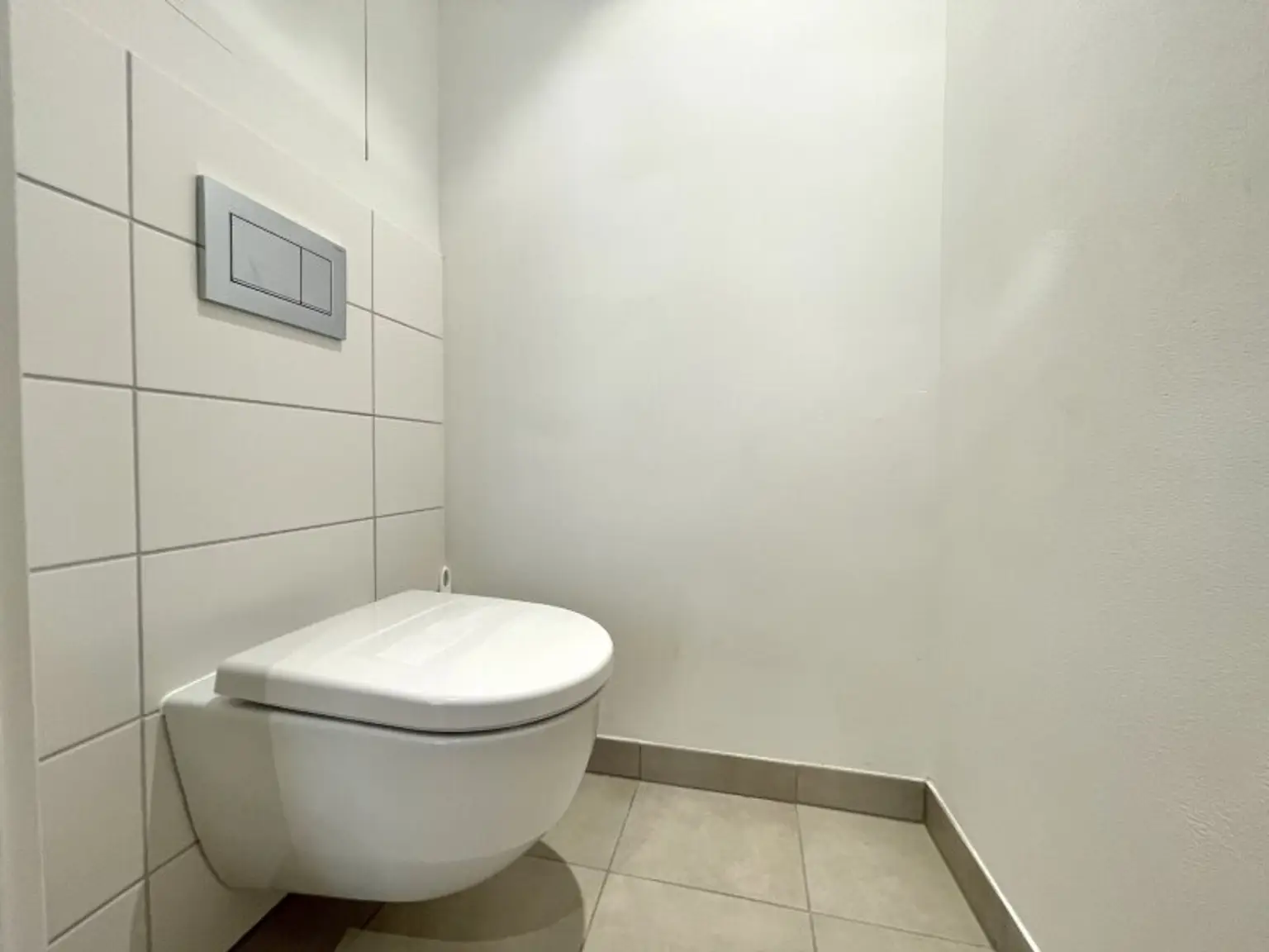 *TERRASSENTRAUM - Goldener Hirsch – Stilvolle 3-Zimmer-Wohnung mit Terrasse & Balkon in der Ziedlergasse, 23. Bezirk*