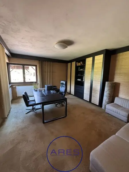 Villa mit Teich in Einzellage mit arrondierten ca. 5,6 ha großen Eigengrund