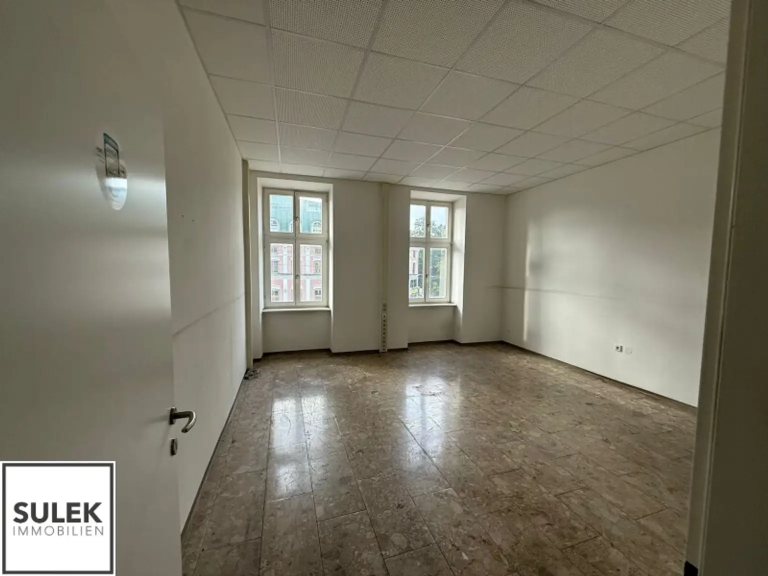 Ganzes Haus zu mieten: 1 Geschäftslokal, 1 Büro, 2 Wohnungen nahe U1
