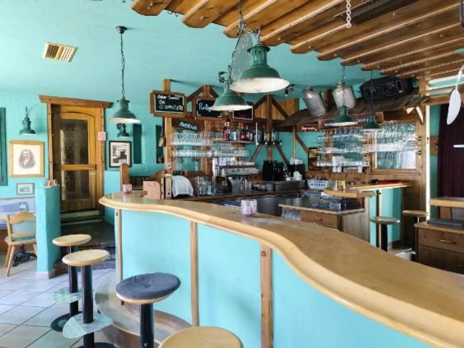 Modernes Wohnhaus  mit angrenzender Café-Bar und 2200m2 Grundstück