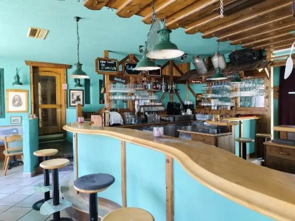 Modernes Wohnhaus  mit angrenzender Café-Bar und 2200m2 Grundstück