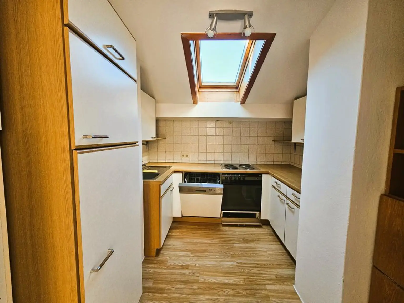 Helle 3-Zimmer-Mietwohnung in zentraler Lage von Pinsdorf mit Balkon & Gebirgsblick