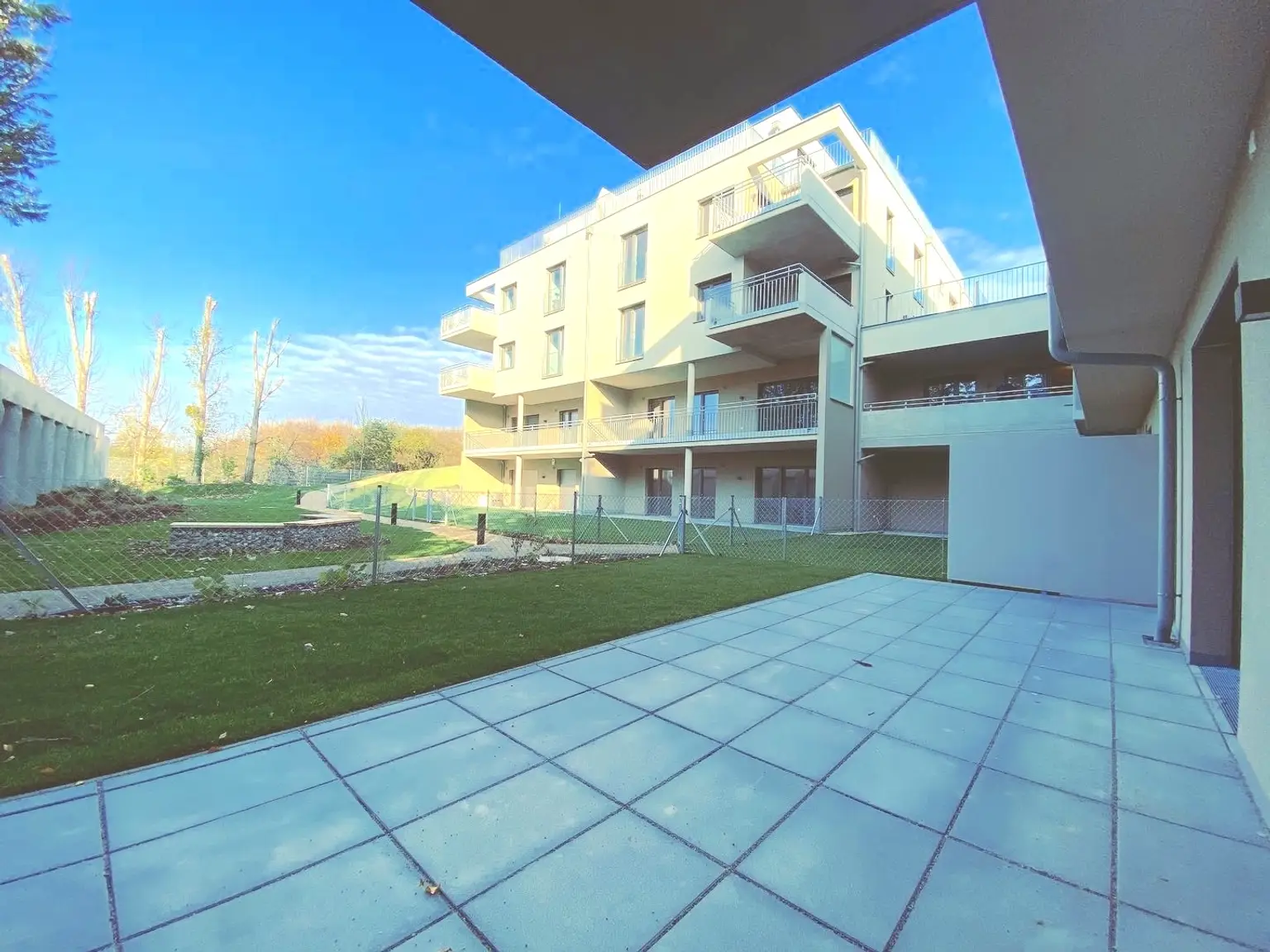 Terrasse und Eigengarten