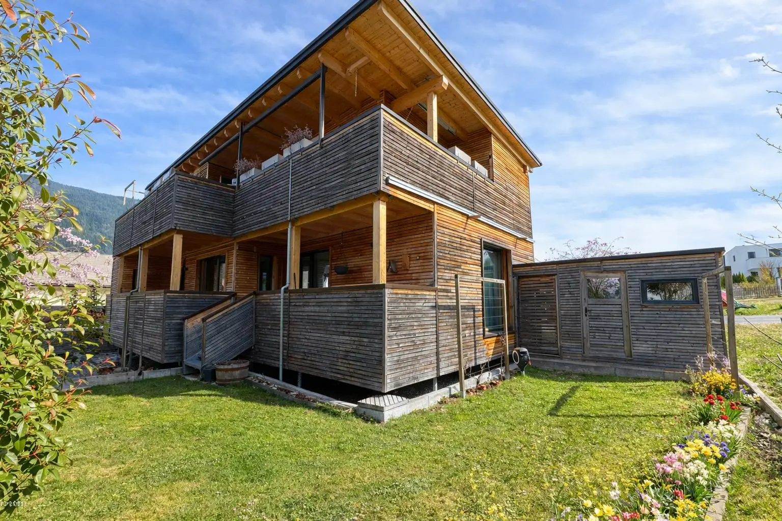 Wohnung mit Gartenhaus