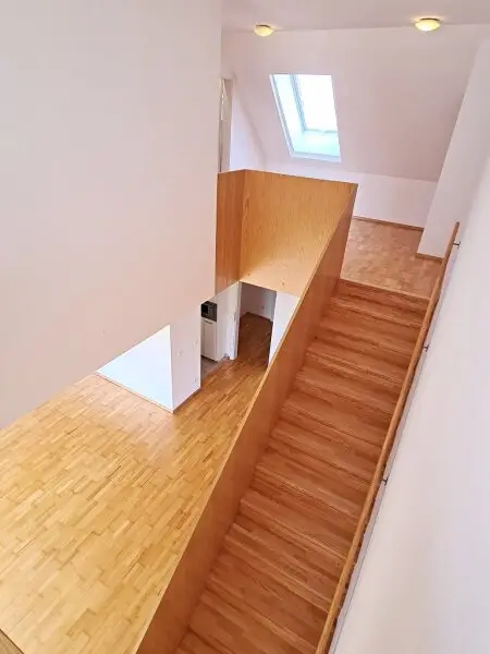 INNSTRASSE, FERNBLICK, unbefristete 97 m2 Dachgeschoß-Maisonette mit Loggia, 2 Zimmer, Komplettküche, Wannenbad, Parketten, gefördert
