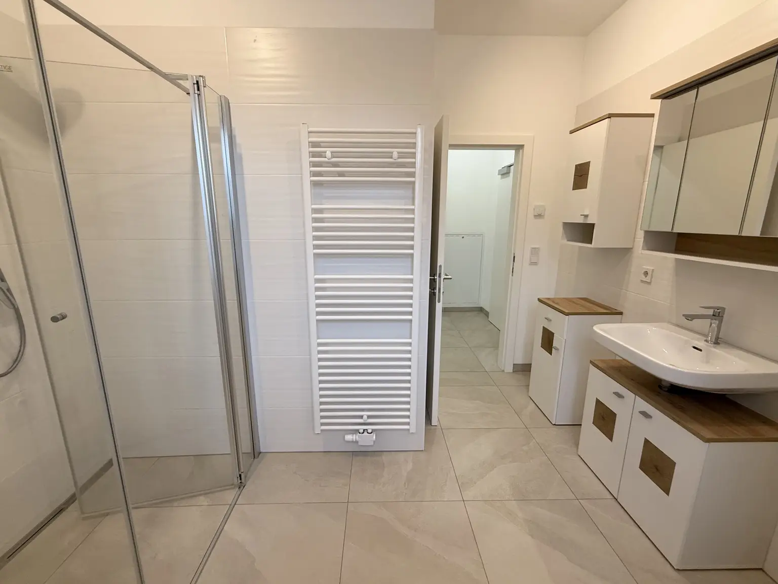 Badezimmer mit Dusche und Nische WaMa möbliert