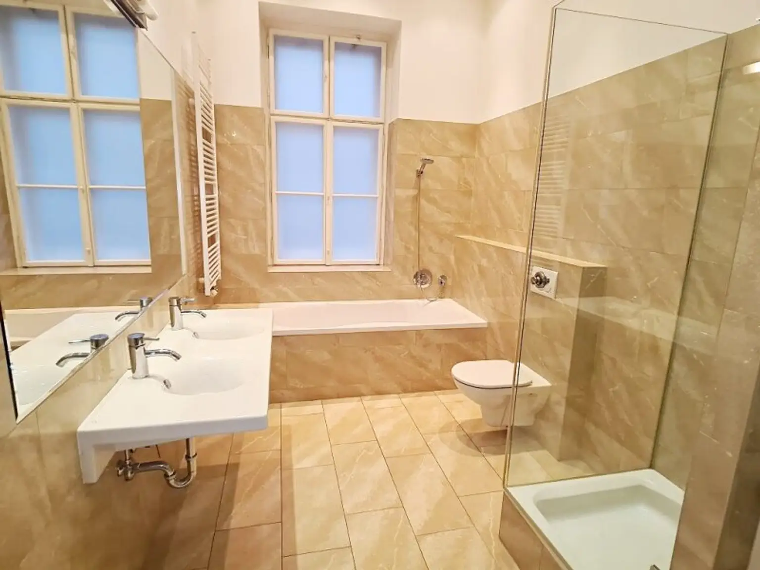AM GRABEN-NÄHE, 95 m2 Altbau mit Balkon, 2 Zimmer, Komplettküche, Wannenbad, Parketten, 4. Liftstock, Flügeltüren, Spiegelgasse